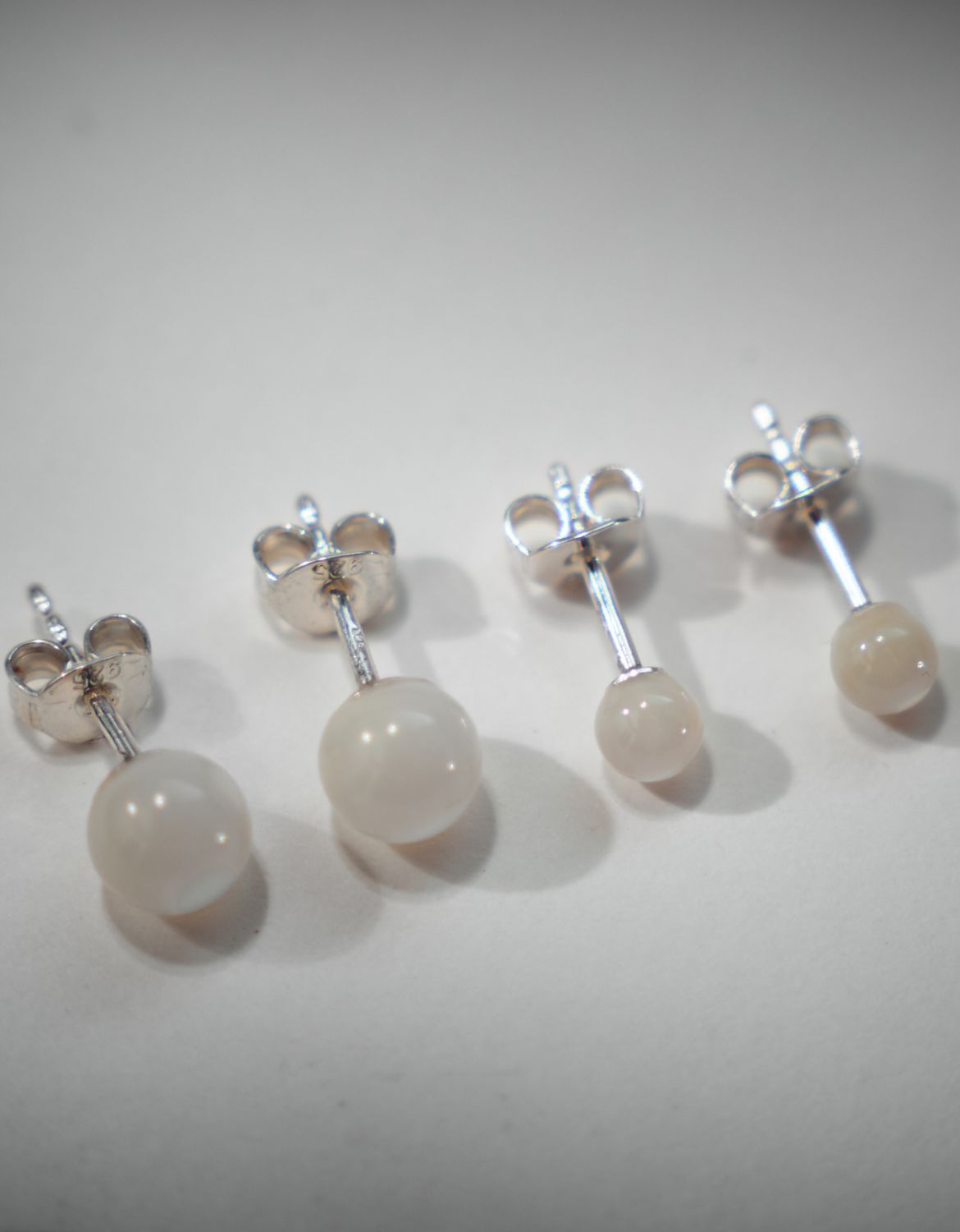 The Everyday Pearl Earring Mini, white