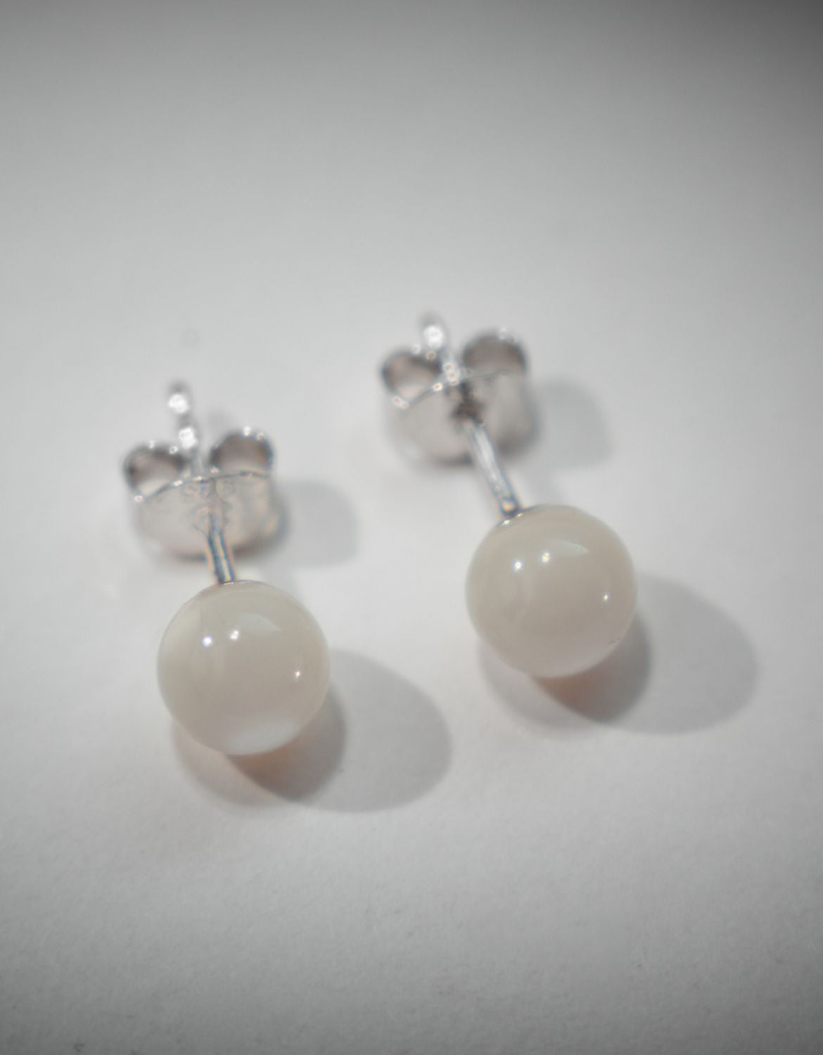 The Everyday Pearl Earring, white