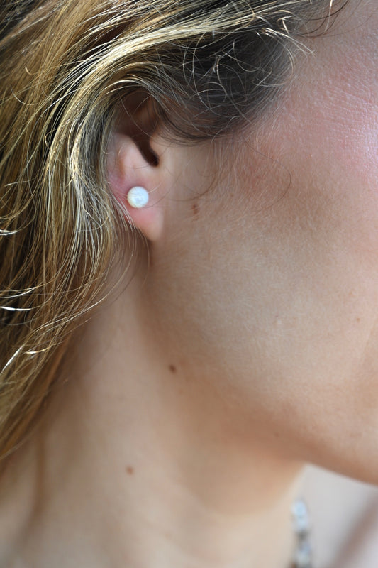 The Everyday Pearl Earring, white