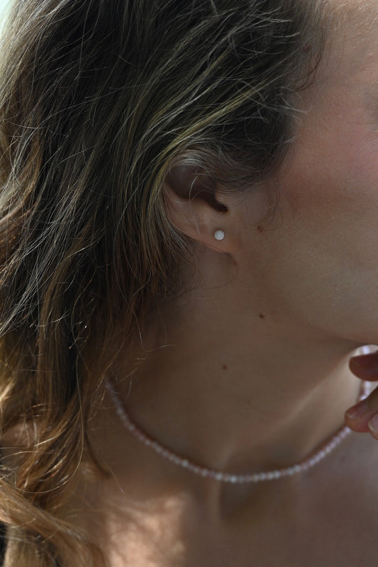 The Everyday Pearl Earring Mini, white